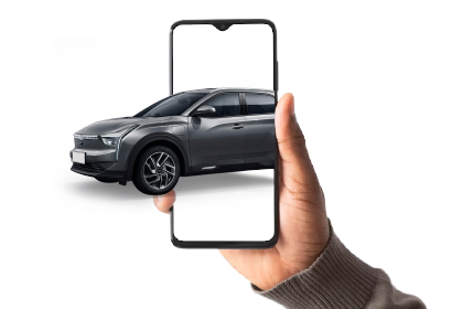 mano sosteniendo celular con un auto dentro