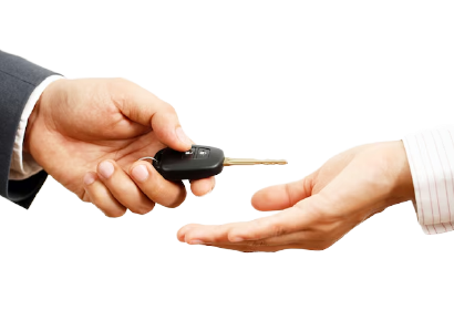 persona entregando llaves de auto a otra